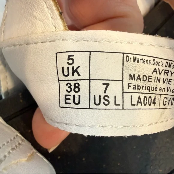 Dr Martens “AVRY” Women’s White Platform Sandals Size US 7 EU 38 NEW